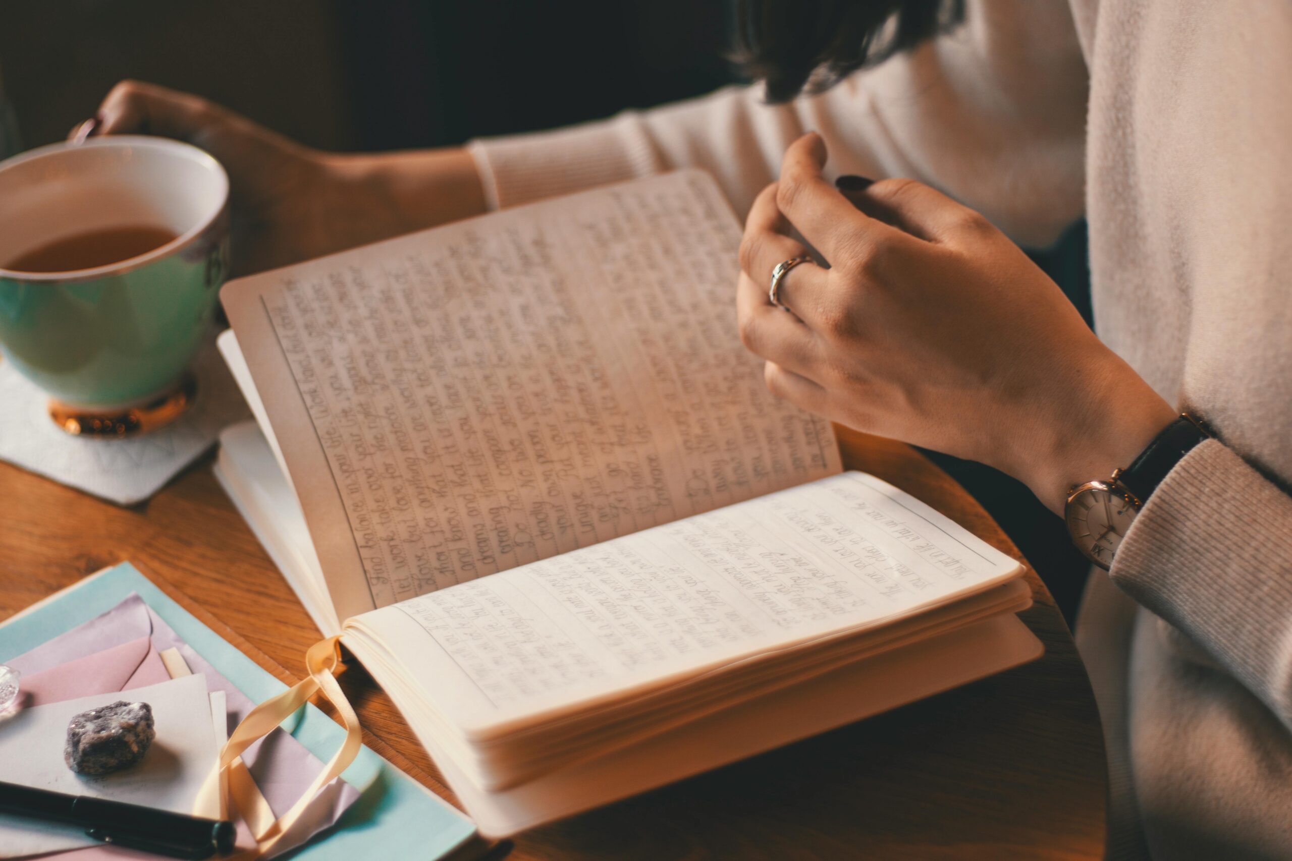 O femeie scriind într-un jurnal, într-un moment de liniște și introspecție