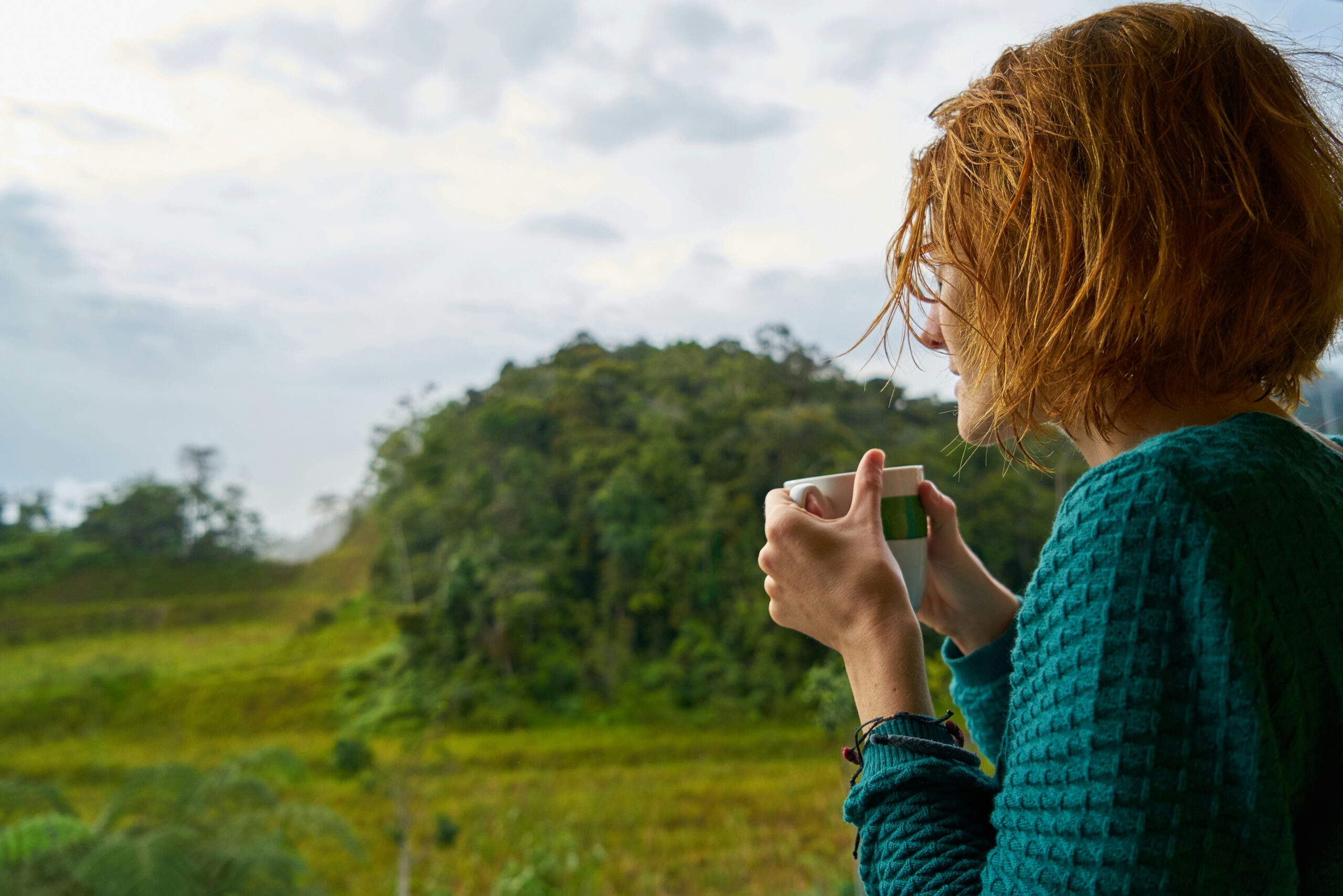 Femeie savurând o ceașcă de ceai, un exemplu perfect de prezență și mindfulness